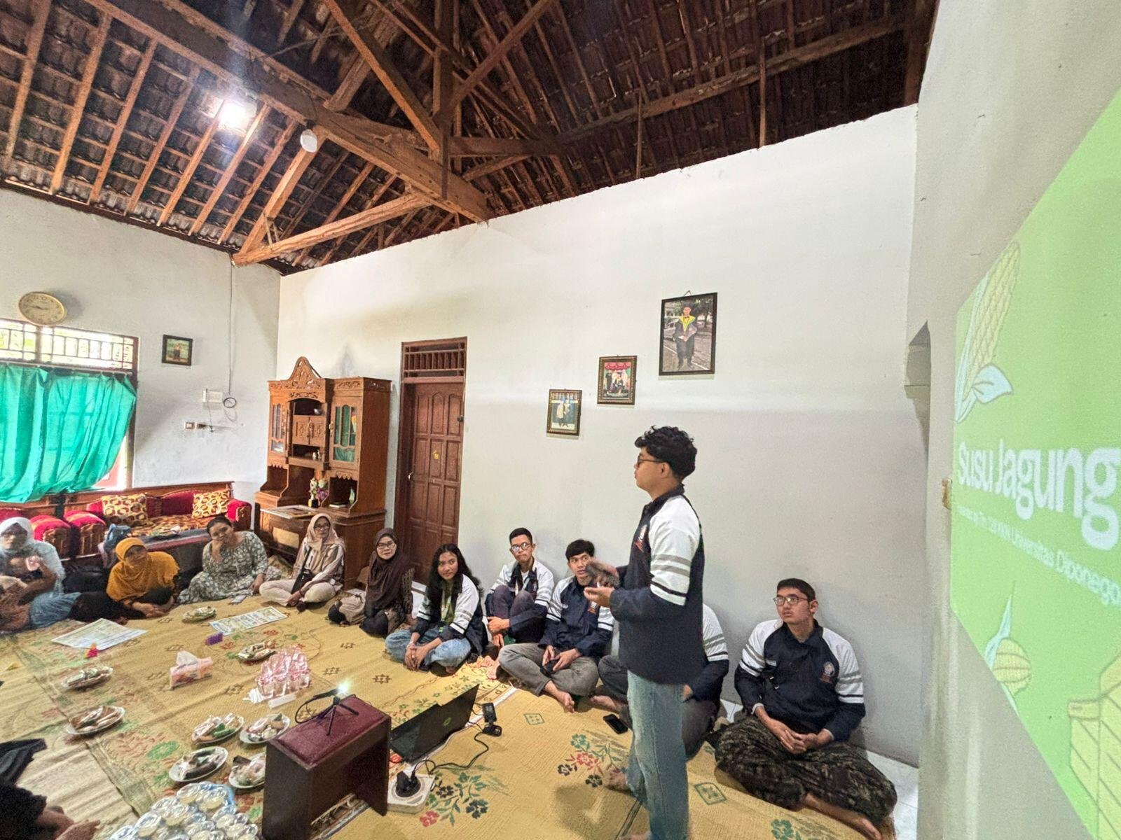 Mahasiswa KKN Universitas Diponegoro menyampaikan materi sosialisasi pemanfaatan jagung, proses pembuatan susu jagung, serta manfaat gizi kepada ibu-ibu PKK Desa Ngadirojo Kidul dalam rangka mendukung pencegahan stunting, Rabu (21/1/2026).