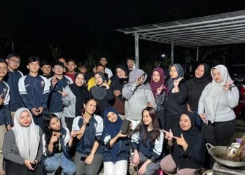 Sesi foto bersama mahasiswa KKN UNDIP dengan para peserta pembuatan paving block dari sampah plastik dan oli bekas.