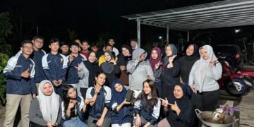 Sesi foto bersama mahasiswa KKN UNDIP dengan para peserta pembuatan paving block dari sampah plastik dan oli bekas.