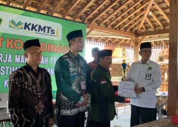 Hadiri Pertemuan K2MTs DIY, Kepala MTsN 6 Bantul Terima Penghargaan Siswa Juara III Tryout TKA 59 MTsN 6 Bantul