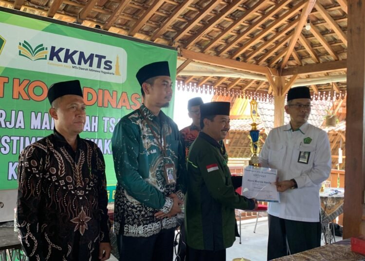 Hadiri Pertemuan K2MTs DIY, Kepala MTsN 6 Bantul Terima Penghargaan Siswa Juara III Tryout TKA 46 MTsN 6 Bantul