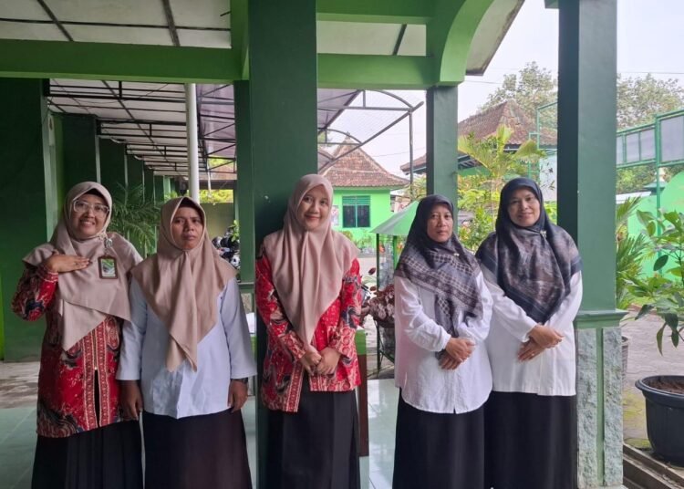 Sinergi Pagi di MTsN 6 Bantul: Tim Piket Selasa Sambut Kedatangan Siswa 46 MTsN 6 Bantul