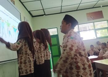 Hadirkan Keceriaan, Guru IPS MTsN 6 Bantul Gunakan Metode "Tebak Bahan Tambang" di Kelas 7D 55 IMG 20260128 WA0018