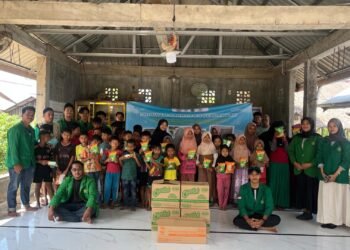 Mahasiswa HIMAGRI FP UNIMAL melaksanakan kegiatan edukasi, motivasi, dan pemulihan psikologis anak-anak terdampak banjir di Balai Pengajian Darul Shibyan, Desa Pulo Iboih, Kecamatan Kuta Makmur, Kabupaten Aceh Utara.
Sumber: Dok.HIMAGRI FP UNIMAL
