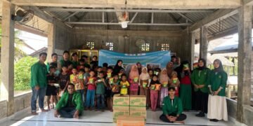 Mahasiswa HIMAGRI FP UNIMAL melaksanakan kegiatan edukasi, motivasi, dan pemulihan psikologis anak-anak terdampak banjir di Balai Pengajian Darul Shibyan, Desa Pulo Iboih, Kecamatan Kuta Makmur, Kabupaten Aceh Utara.
Sumber: Dok.HIMAGRI FP UNIMAL