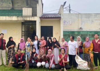 Foto bersama warga RW 03 di kelurahan Duren Seribu