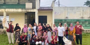 Foto bersama warga RW 03 di kelurahan Duren Seribu