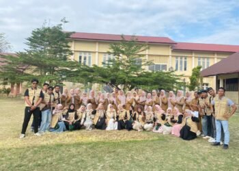 Mahasiswa KKN-PPM Unimal Kelompok 41 Mengikuti Kegiatan Upacara Hari Senin di SMPN 1 Samudera. Sumber: Dok.Mahasiswa KKN-PPM UNIMAL 41