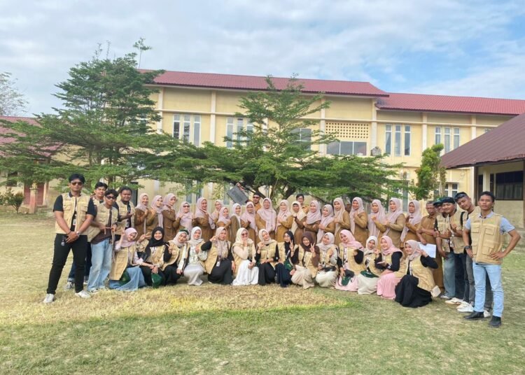 Mahasiswa KKN-PPM Unimal Kelompok 41 Mengikuti Kegiatan Upacara Hari Senin di SMPN 1 Samudera. Sumber: Dok.Mahasiswa KKN-PPM UNIMAL 41