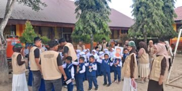 Mahasiswa KKN-PPM Unimal Kelompok 41 Melaksanakan Kegiatan Sosialisasi Kebersihan Gigi dan Mulut Bersama anak-anak Kelas 1 MIN 6 Aceh Utara. Sumber: Dok.Mahasiswa KKN-PPM Unimal Kelompok 41