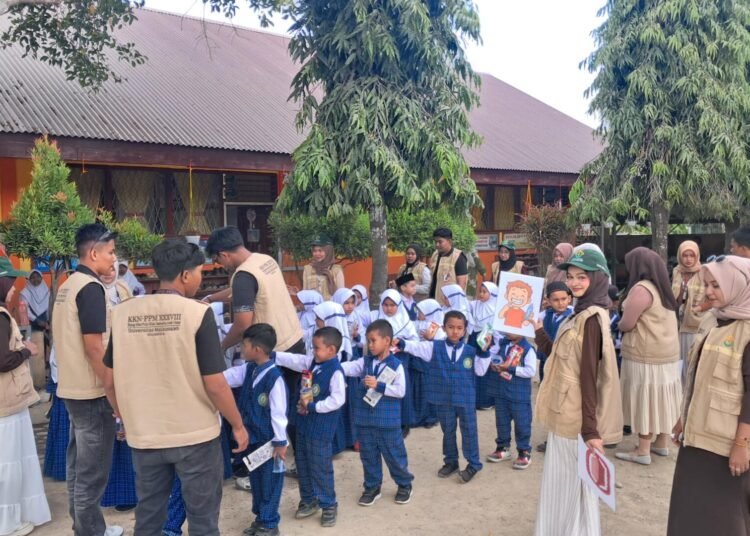 Mahasiswa KKN-PPM Unimal Kelompok 41 Melaksanakan Kegiatan Sosialisasi Kebersihan Gigi dan Mulut Bersama anak-anak Kelas 1 MIN 6 Aceh Utara. Sumber: Dok.Mahasiswa KKN-PPM Unimal Kelompok 41