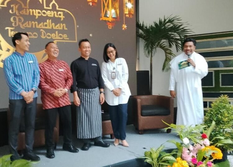 Dari kiri ke kanan, Public Relations Utami Amalina, Excecutive Chef Triono Ono, General Manager Agus Setyo Purnomo dan F&B Manager Eko Saputro dalam satu formasi memberikan sambutan dan informasi tentang event - event utama di Sahid Raya Hotel & Convention Yogyakarta (Yusuf)