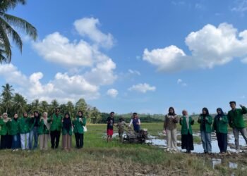 HIMAGRI FP UNIMAL Berkolaborasi Bersama Masyarakat Desa Pulo Iboih dalam Melaksanakan Pembajakan Lahan Sawah Seluas 2 Rante Sebagai Bentuk Langkah Awal Penanaman. Sumber: DOK.HIMAGRI FP UNIMAL