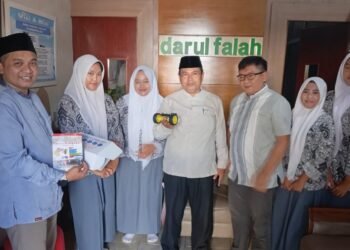 PRSI berfoto bersama Kepala Sekolah SMP Darul Falah 2 Cihampelas dan para siswa dalam rangka sosialisasi pembelajaran robotik di Kabupaten Bandung Barat.