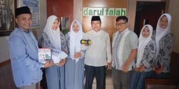 PRSI berfoto bersama Kepala Sekolah SMP Darul Falah 2 Cihampelas dan para siswa dalam rangka sosialisasi pembelajaran robotik di Kabupaten Bandung Barat.