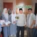 PRSI berfoto bersama Kepala Sekolah SMP Darul Falah 2 Cihampelas dan para siswa dalam rangka sosialisasi pembelajaran robotik di Kabupaten Bandung Barat.