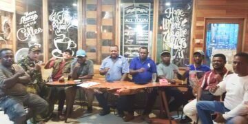 Unsur pimpinan DPD KNPI Kabupaten Jayapura Foto Bersama Seusai Rapat Terbatas di Caffe Angkasa GunMer Sentani.