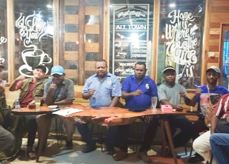 Unsur pimpinan DPD KNPI Kabupaten Jayapura Foto Bersama Seusai Rapat Terbatas di Caffe Angkasa GunMer Sentani.