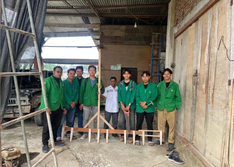 HIMAGRI FP UNIMAL Melaksanakan Kegiatan Pembuatan Alat Tanam Padi Sistem Legowo 3:1 Untuk Mendukung Pelaksanaan Demonstrasi Plot. Sumber: DOK.HIMAGRI FP UNIMAL