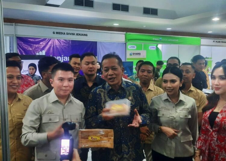 Menteri Koperasi Ferry Juliantono ketika memaparkan Program Koperasi Desa Merah Putih di JEC Yogyakarta (BoengDov)