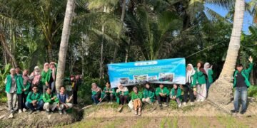 Melaksanakan pemantauan hasil penanaman padi sawah sistem jajar legowo di lahan demonstrasi plot (demplot) Gampong Pulo Iboih, Kecamatan Kuta Makmur, Kabupaten Aceh Utara. Sumber: DOK.HIMAGRI FP UNIMAL