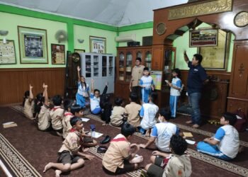 Suasana hari pertama pembelajaran robotik program Robotika untuk Negeri oleh Persatuan Robotika Seluruh Indonesia (PRSI) di SDN 01 Menteng, Jakarta Pusat, Rabu (11/2/2026). Para siswa tampak antusias mengikuti sesi pengenalan robotika dan kit pembelajaran.