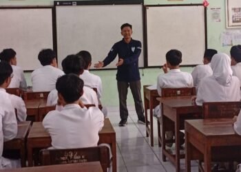 Suasana pengenalan pembelajaran robotika kepada siswa dalam kegiatan sosialisasi yang diselenggarakan oleh Persatuan Robotika Seluruh Indonesia di SMAN 14 Jakarta, Jakarta Timur.