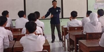 Suasana pengenalan pembelajaran robotika kepada siswa dalam kegiatan sosialisasi yang diselenggarakan oleh Persatuan Robotika Seluruh Indonesia di SMAN 14 Jakarta, Jakarta Timur.