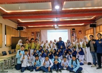 Pengenalan pembelajaran robotika kepada siswa di Kepulauan Seribu dalam rangka program Robotika untuk Negeri oleh Persatuan Robotika Seluruh Indonesia (PRSI).