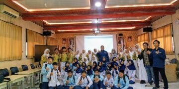 Pengenalan pembelajaran robotika kepada siswa di Kepulauan Seribu dalam rangka program Robotika untuk Negeri oleh Persatuan Robotika Seluruh Indonesia (PRSI).