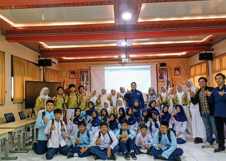 PRSI Perkuat Pembelajaran Robotika di Kepulauan Seribu melalui Program Robotika untuk Negeri 46 Pengenalan pembelajaran robotika kepada siswa di Kepulauan Seribu dalam rangka program Robotika untuk Negeri oleh Persatuan Robotika Seluruh Indonesia (PRSI).