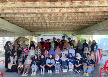 Mahasiswa KKN-PPM Unimal Angkatan 38 Kelompok 41 Gelar Sosialisasi Pembuatan Sabun Cuci Piring dan Briket di Aceh Utara 46 Mahasiswa KKN-PPM Unimal Kelompok 41 Menggelar Kegiatan Sosialisasi dan Edukasi Proses Pembuatan Sabun Cuci Piring serta Briket dari Limbah Sekam Padi di Desa Keude Blang Mee Pulo Klat, Kecamatan Samudera, Kabupaten Aceh Utara, pada Jumat (13/2). Sumber: Dok.Mahasiswa KKN-PPM Unimal Kelompok 41