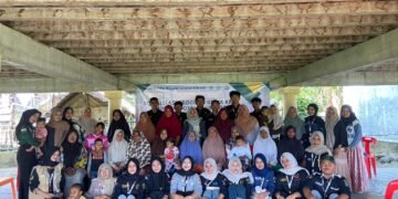 Mahasiswa KKN-PPM Unimal Kelompok 41 Menggelar Kegiatan Sosialisasi dan Edukasi Proses Pembuatan Sabun Cuci Piring serta Briket dari Limbah Sekam Padi di Desa Keude Blang Mee Pulo Klat, Kecamatan Samudera, Kabupaten Aceh Utara, pada Jumat (13/2). Sumber: Dok.Mahasiswa KKN-PPM Unimal Kelompok 41