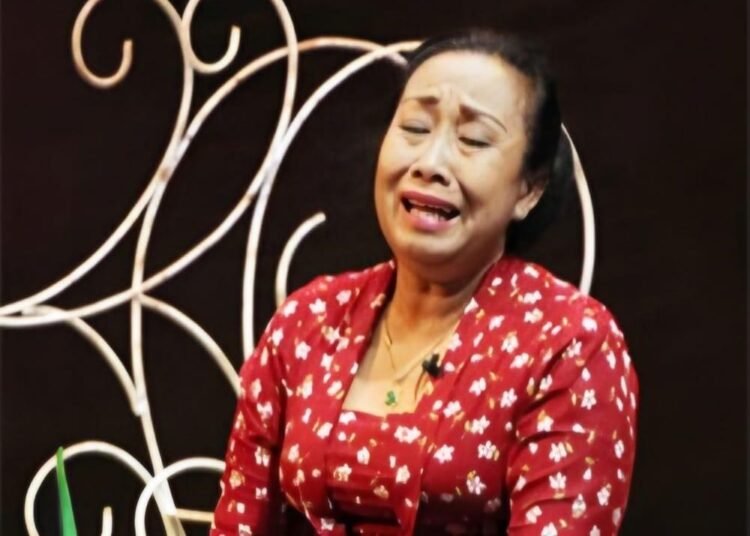 Yu Beruk dalam salah satu penampilannya di panggung seni (istimewa)