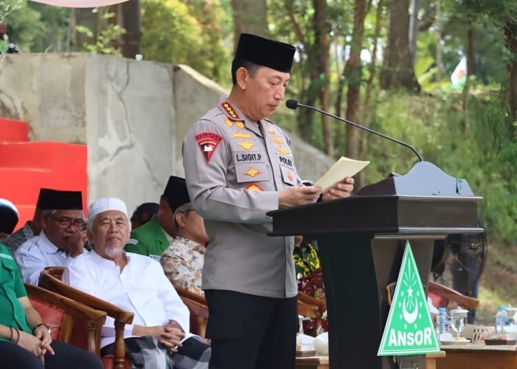 Kapolri Jendral Listyo Sigit Prabowo ketika memberikan sambutan dalam apel siang ribuan anggota Banser di SPN Selopramioro Bantul Yogyakarta (istimewa)