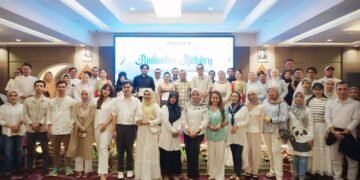 Klien dan Manajemen Platinum Adisucipto Hotel Yogyakarta ketika foto bersama dalam acara Corporate dan Media Gathering (Doc. Platinum)