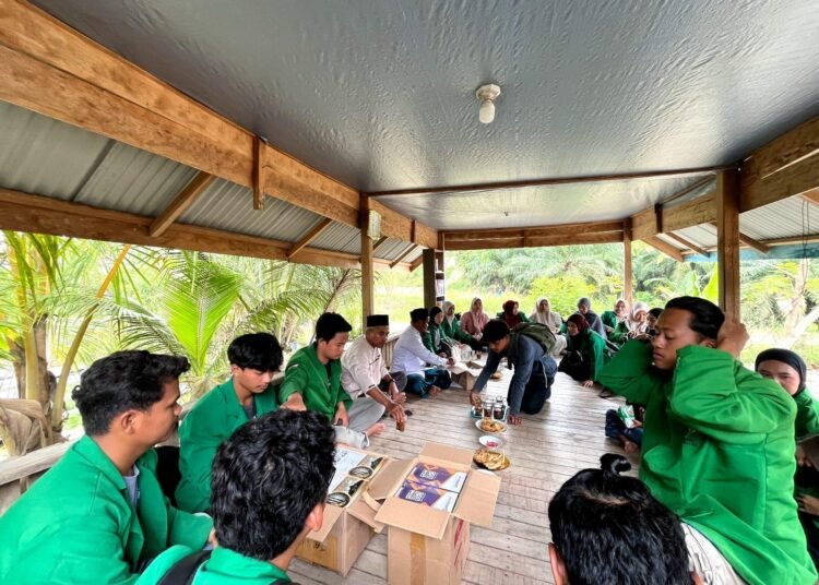 Pulihkan Semangat Belajar Santri Pascabanjir, HIMAGRI Unimal Salurkan Iqra, Al-Qur’an dan Kitab ke Dayah Misbahut Thalibin 46 HIMAGRI FP UNIMAL
Menyalurkan Bantuan Berupa Iqra, Al-Qur’an, dan Kitab-kitab Rujukan Kepada Dayah Misbahut Thalibin di Gampong Pulo Iboih, Kecamatan Kuta Makmur, Kabupaten Aceh Utara. Sumber: DOK.HIMAGRI FP UNIMAL