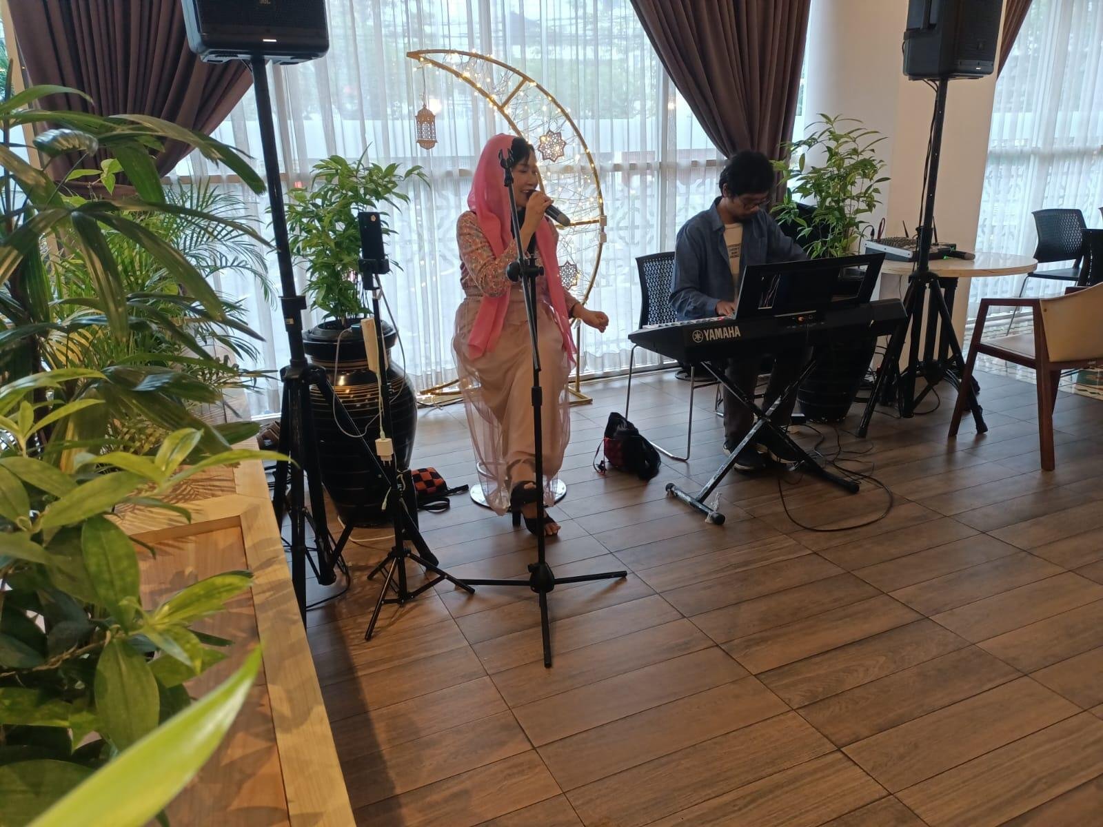 Bukber Bertema “Djadoel 80’s” di KHAS Malioboro dan KHAS Tugu, Sajikan Nostalgia Kuliner Nusantara 47 Live music dengan lagu - lagu era tahun 80an di Tilamsari Cafe KHAS Tugu Yogyakarta (Yusuf)