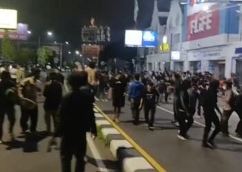 Massa Aksi yang mundur ketika terjadi bentrok di depan Polda DIY (Sony)