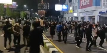 Massa Aksi yang mundur ketika terjadi bentrok di depan Polda DIY (Sony)