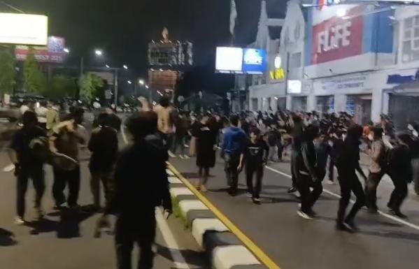 Doa Berubah Tegang, Aksi Solidaritas di Depan Mapolda DIY Berujung Bentrokan 46 Massa Aksi yang mundur ketika terjadi bentrok di depan Polda DIY (Sony)