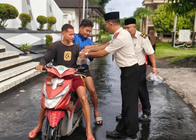 Momentum Ramadan, Lapas Bandanaira Sapa Masyarakat dengan Berbagi Takjil 46 IMG 20260225 WA0007