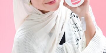 Visual model memegang produk untuk menampilkan detail, hasil CreativeProducts.id.