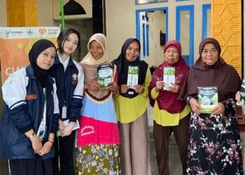 Pemberian booklet kepada masyarakat yang hadir pada kegiatan sosialisasi