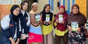 Pemberian booklet kepada masyarakat yang hadir pada kegiatan sosialisasi