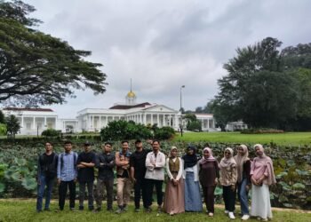 Venezia Membaca Berkolaborasi dengan Tjileungsi Historical Heritage Gelar Rekreasi Edukatif ke Kebun Raya Bogor 52 Foto Bersama di dekat Istana Bogor