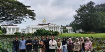 Foto Bersama di dekat Istana Bogor