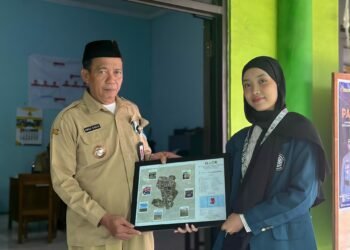 Penyerahan Peta Potensi Desa kepada Kepala Desa Mranggen