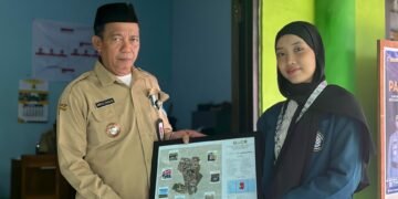 Penyerahan Peta Potensi Desa kepada Kepala Desa Mranggen