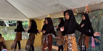 Siswa Tampil Pensi SDN Dologan